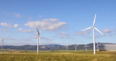 Arabadan ateş: peyzaj Cadiz, Endülüs, İspanya, Avrupa'nın bir grup şımarık rüzgar yenilenebilir enerji türbini