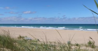 Git geri slider ile atış izleme: manzara güzel Palmar Beach ile okyanus kum, Turkuaz su ve ufuk Vejer, Cadiz, Endülüs, İspanya, Avrupa'nın