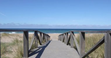 izleme Palmar Beach, Turkuaz okyanus su ve ufuk Vejer, Cadiz, Endülüs, İspanya, Avrupa içinde kum üzerinde ahşap footway ileri atış kaymak ile devam