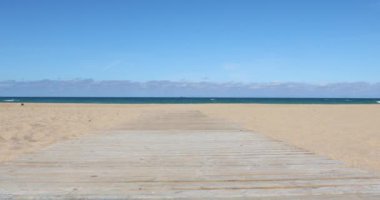 izleme Palmar Beach, Turkuaz okyanus su ve ufuk Vejer, Cadiz, Endülüs, İspanya, Avrupa içinde kum üzerinde ahşap footway ileri atış kaymak ile devam