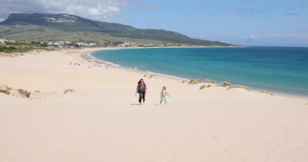 Čtyři Roky Starý Blondýnka Matkou Žena Batohem Písečné Duně Beach — Stock video