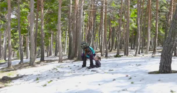 Feliz Escena Invierno Familiar Madre Tratando Ponerse Pie Sosteniendo Hija — Vídeo de stock