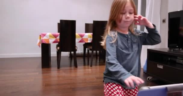 Четыре Года Блондинка Симпатичный Ребенок Смотрит Стол Поет Танцует Деревянном — стоковое видео