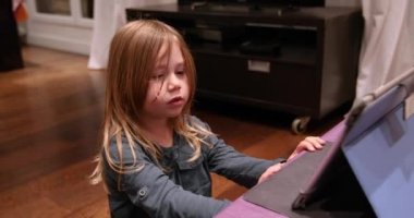 şarkı ve ahşap parke katında salon evde kapalı dans tablet, kullanma dört yıl sarışın sevimli çocuk