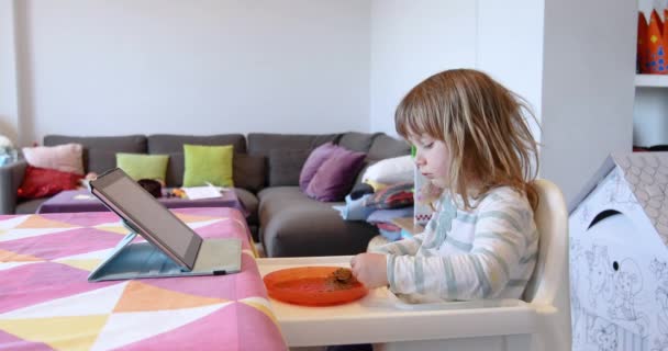 Dreijähriges Blondes Kind Sitzt Weißem Hochstuhl Drinnen Isst Linsen Aus — Stockvideo