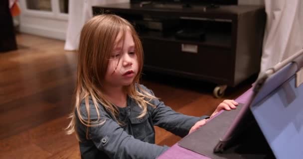 Empat Tahun Anak Pirang Yang Lucu Menggunakan Tablet Bernyanyi Dan — Stok Video