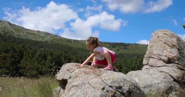 Fyra Gammal Blond Flicka Över Berg Och Stenar Spelar För — Stockvideo