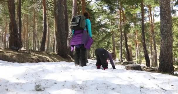 Glückliche Familiäre Winterszene Von Mutter Und Vierjährigem Kind Die Langsam — Stockvideo