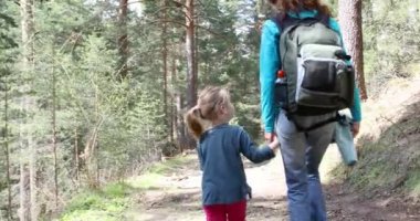 4k video. Yaş dört yıl yürüyüş veya kırsal Guadarrama Dağları, Madrid, İspanya, Europe yakınındaki ormanda yürüyüş sarışın kız, kadın ve kızı,