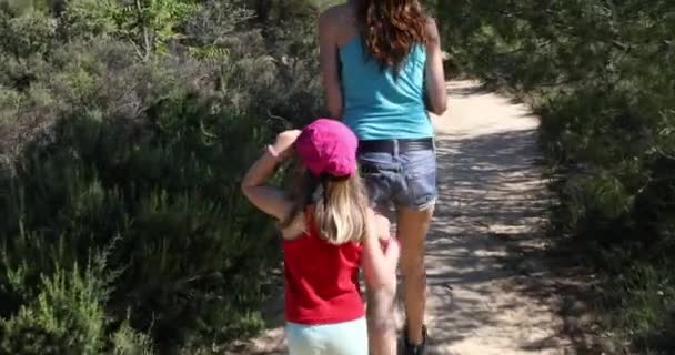 Frau Und Ihre Tochter Ein Vierjähriges Blondes Mädchen Wandern Oder — Stockvideo