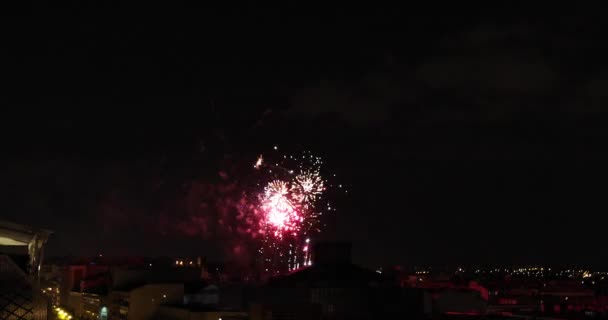 Πυροτεχνήματα Πάνω Από Κτίρια Στη Σκοτεινή Νύχτα Στην Ευρώπη Πόλη — Αρχείο Βίντεο