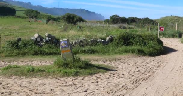 Entre Dos Senderos Arena Tomando Sendero Izquierdo Siguiendo Señal Señalización — Vídeo de stock