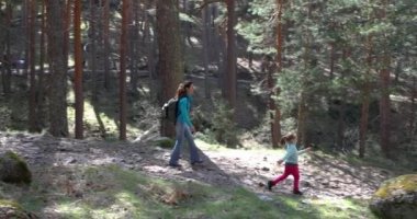 4k video. Sarışın kız ve bir iz Guadarrama Dağları, Madrid, İspanya'nın kırsal kesimde ormandaki yürüyen kadın yaş dört yıl