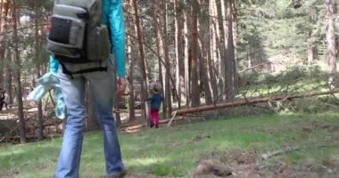 4k video. Mutlu orman Guadarrama dağlar, Madrid, İspanya, Avrupa'nın kırsalında bir parka doğru yürüyen kadın, yanında komik dört yaşında sarışın kız