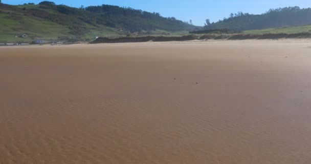 Vídeo Movimento Andando Areia Vega Beach Através Casas Lado Ribadesella — Vídeo de Stock