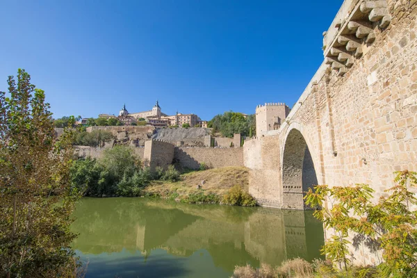 Alcazar Zielonej Wody Rzeki Tag Tag Języku Hiszpańskim Alcantara Arch — Zdjęcie stockowe