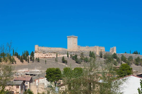 Παλιό Τείχος Και Πύργο Του Κάστρου Στο Χωριό Penaranda Duero — Φωτογραφία Αρχείου