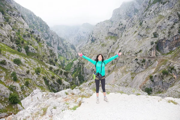 Brünette Sportlerin Beim Wandern Oder Trekking Mit Ausgestreckten Armen Beim — Stockfoto