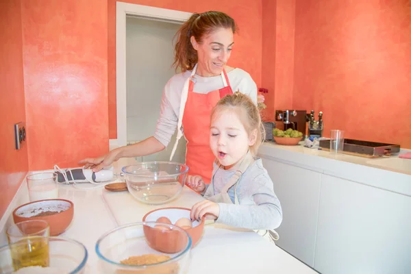 Niña Cuatro Años Con Delantal Tomando Huevos Para Cocinar Pastel — Foto de Stock