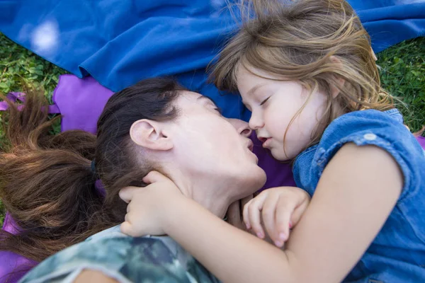 Criança Loira Quatro Anos Mãe Mulher Pronta Para Beijar Boca — Fotografia de Stock