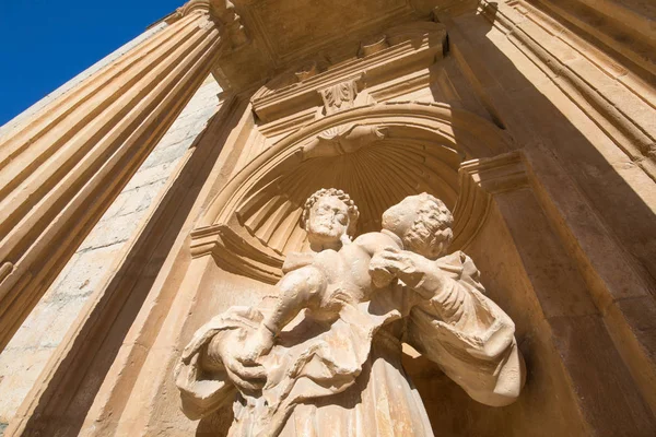 バロック外装ドア サンタアナの教区の Penaranda ドゥエロ ブルゴス カスティーリャ レオン スペイン ヨーロッパの記念碑のランドマークと腕の中で子供と修道士の彫刻 — ストック写真