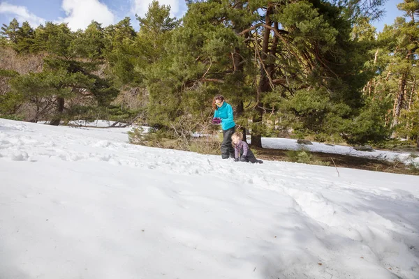 Vinterlandskap Med Mor Och Liten Flicka Snön Intill Skog Guadarrama — Stockfoto