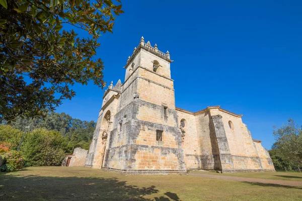 コーナーの教会聖マルティン トゥールの 1768 年には Ciguenza Alfoz Lloredo スペイン カンタブリア ヨーロッパから植民地時代のバロック様式の記念碑 — ストック写真