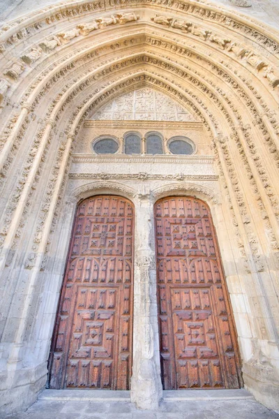 Dřevěné Dveře Dominantou Katedrály San Antolin Novogotická Památka Čtrnáctého Století — Stock fotografie