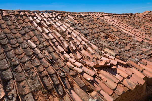 Detalle Techo Edificio Deprimido Con Viejas Baldosas Barro Roto Cielo Imagen de archivo