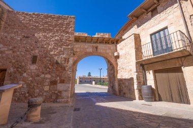 Genel sokak, eski kapısı ve eski kent merkezine, ünlü ve anıt Ayllon Köyü, Segovia, İspanya, Avrupa'nın ana erişim Ortaçağ kemer