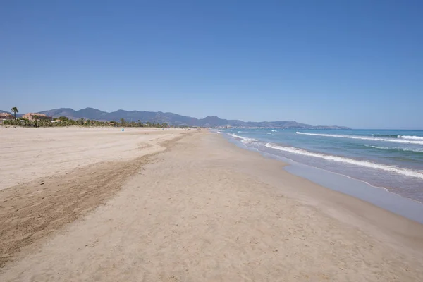 格拉德卡斯特利翁的风景海滩 名叫松树或比那尔德里奥 在瓦伦西亚 西班牙 从海岸 蓝色晴朗的天空 地中海和宾尼卡西姆在地平线上 — 图库照片