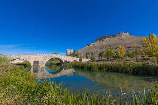 Sten Romerska Gångbro Och Ruinerna Slottet Toppen Berget Landmark Och — Stockfoto