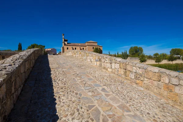 Stein Römische Fußgängerbrücke Richtung Kirche Santa Cristina Wahrzeichen Und Öffentliches — Stockfoto