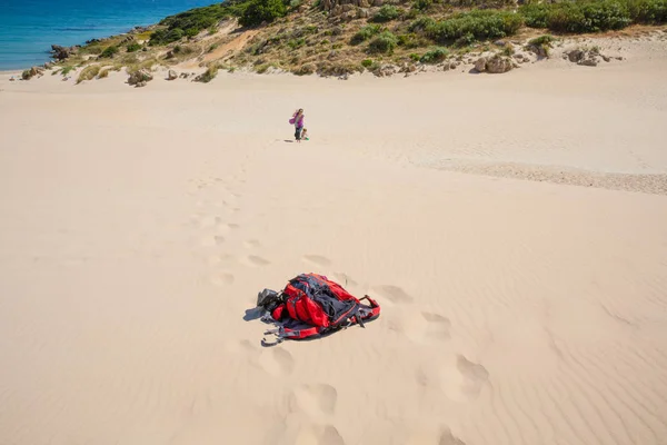 Zaino Rosso Sdraiato Sulla Sabbia Della Spiaggia Madre Lontana Con — Foto Stock