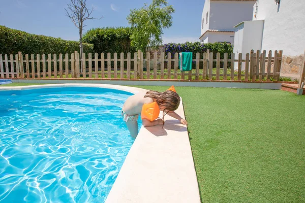 Niño Rubio Cuatro Años Con Mangas Flotantes Naranjas Brazos Brazaletes —  Fotos de Stock