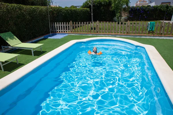 Dört Yaşında Sarışın Çocuk Yüzme Havuzu Yüz Ifadesi Tehlike Dalış — Stok fotoğraf