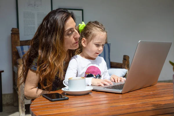 Girl Four Years Old Sitting Mother Legs Surfing Internet Notebook — Stock Photo, Image