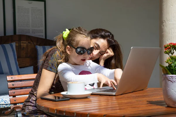 Funny Girl Four Years Old Sunglasses Sitting Legs Laughing Mother — Stock Photo, Image