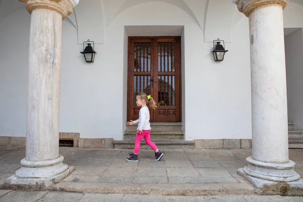 Litet Barn Fyra Gammal Promenader Mellan Två Antika Marmorpelare Merida — Stockfoto