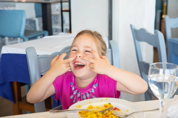 Porträt Eines Vierjährigen Blonden Mädchens Das Fratzen Macht Die Nase — Stockfoto