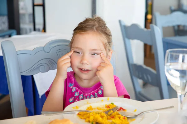 Porträt Eines Vierjährigen Blonden Mädchens Das Spanischen Paella Reis Isst — Stockfoto