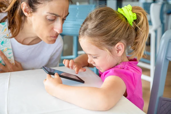 Mother Funny Worried Face Watching Her Daughter Four Years Old — Stock Photo, Image