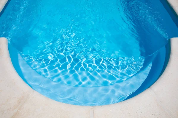 Escadas Grandes Dentro Piscina Com Água Transparente Azul Vibrando Com — Fotografia de Stock