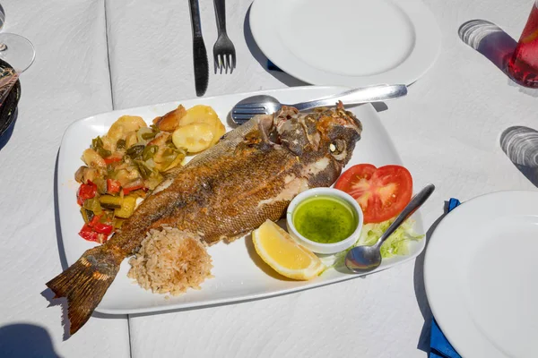 Bandeja Com Peixe Cozido Conhecido Como Burro Borriquete Plectorhinchus Mediterraneus — Fotografia de Stock