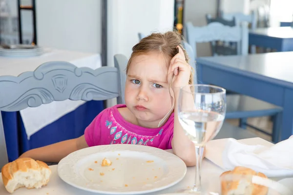 Porträt Eines Vierjährigen Blonden Mädchens Mit Rosafarbenem Brot Das Mit — Stockfoto