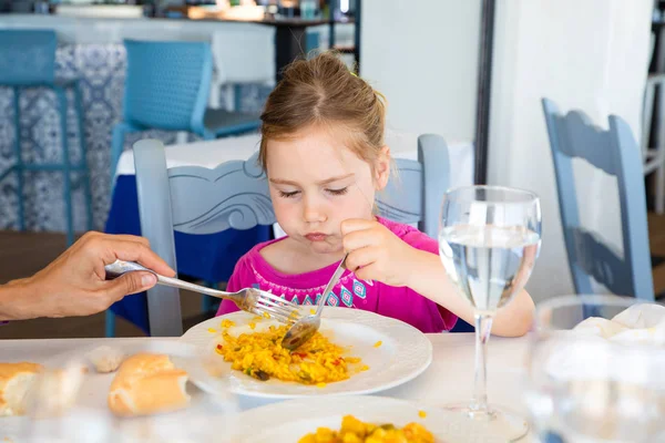 Portrét Čtyř Let Blond Dívka Jíst Rýži Španělská Paella Bílého — Stock fotografie