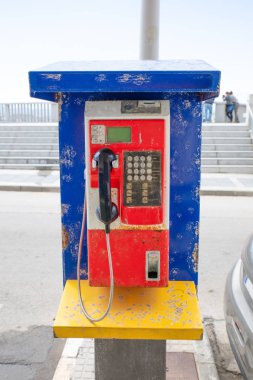 Eski ve pis genel telefon Tarifa şehir, Cadiz, İspanya, Avrupa'nın bir sokakta