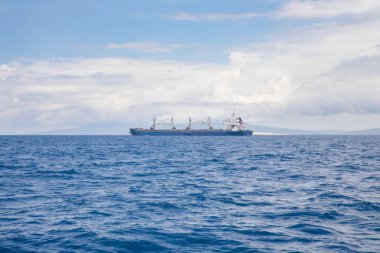 toplu taşıyıcı gemi veya bulker yelken Atlantik Okyanusu Tarifa şehir, Cadiz, Endülüs, İspanya, Avrupa'nın yakın yan