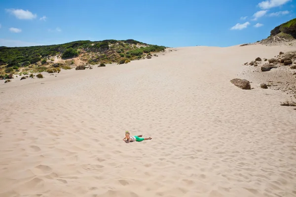 Menina Loira Quatro Anos Olhando Deitada Areia Sob Duna Horizonte — Fotografia de Stock