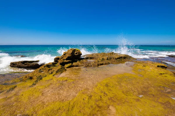 Levande Färger Vackra Landskap Ocean Våg Bryter Den Klippiga Kusten — Stockfoto